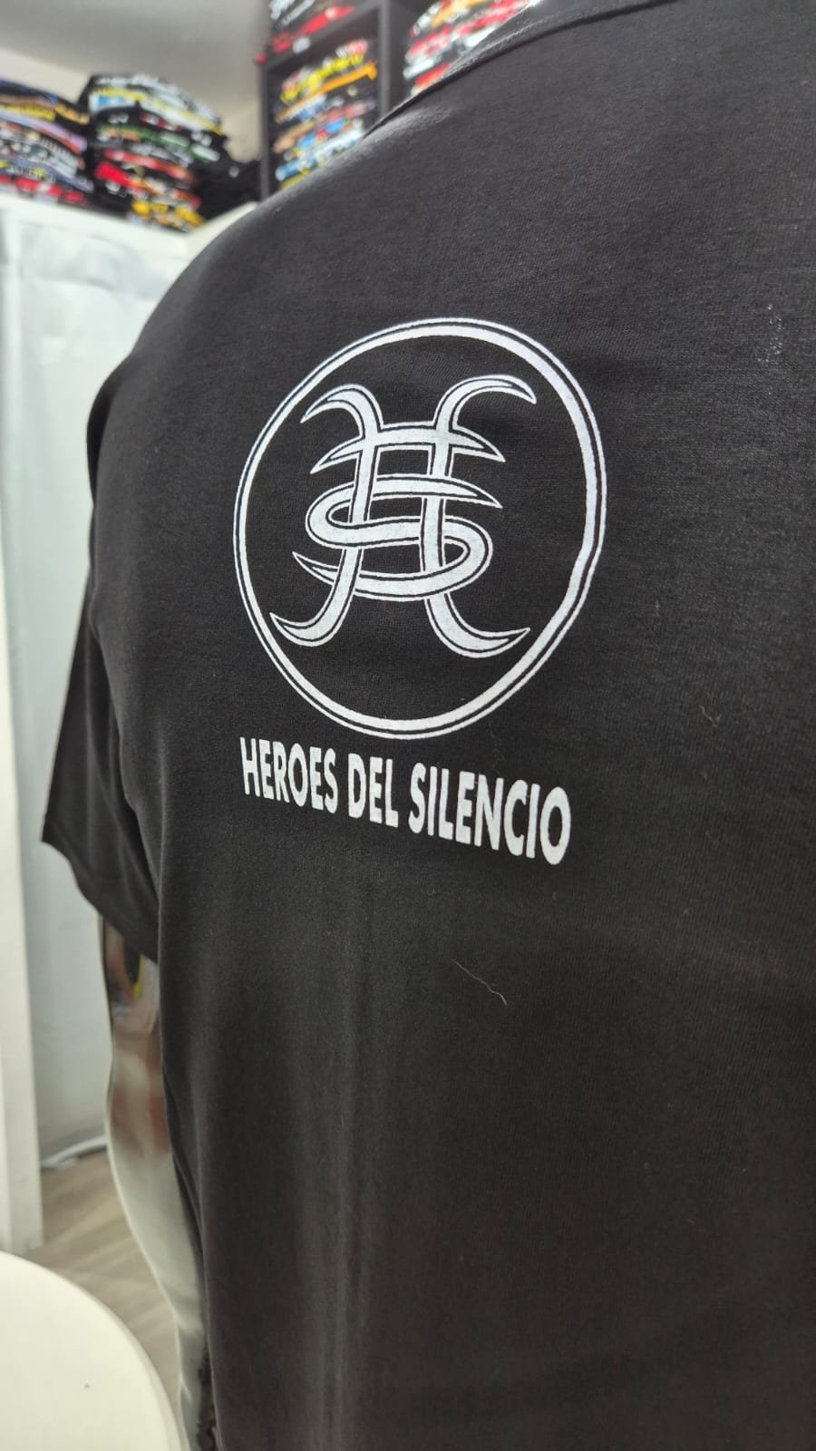 Alternative view of REMERA- HEROES DEL SILENCIO