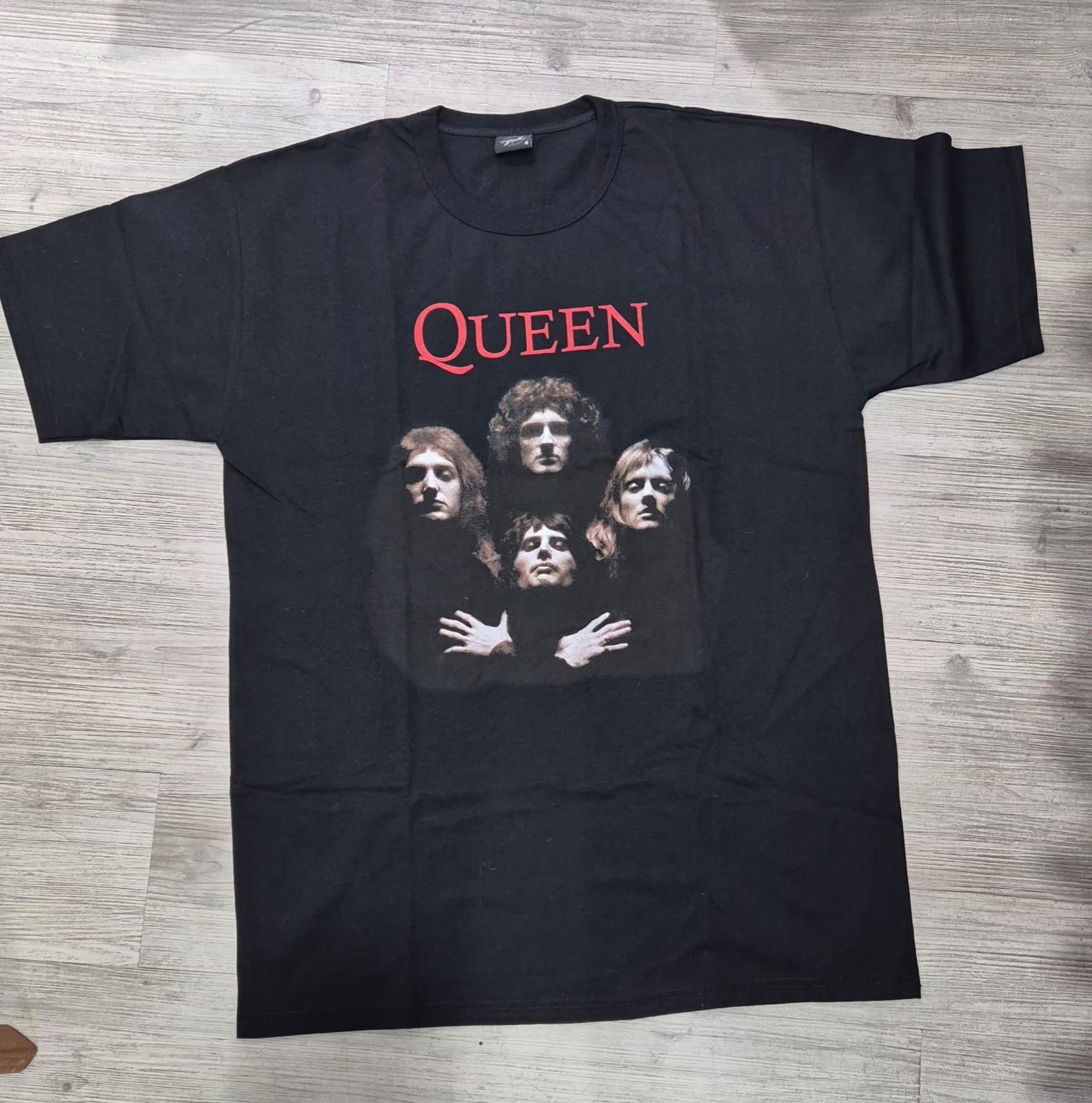 REMERA QUEEN