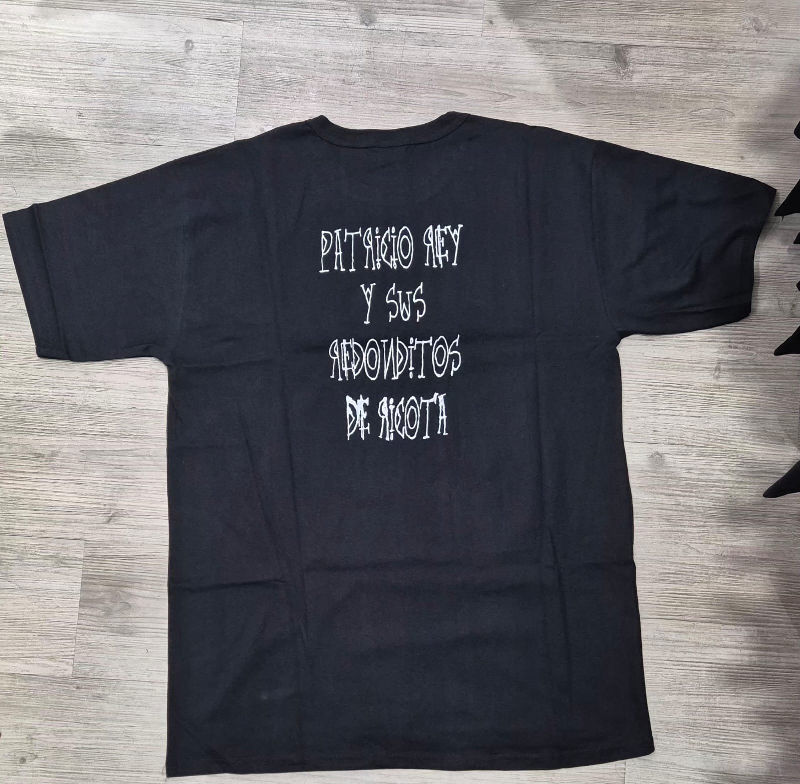 Alternative view of REMERA PR-LOBO SUELTO CORDERO ATADO