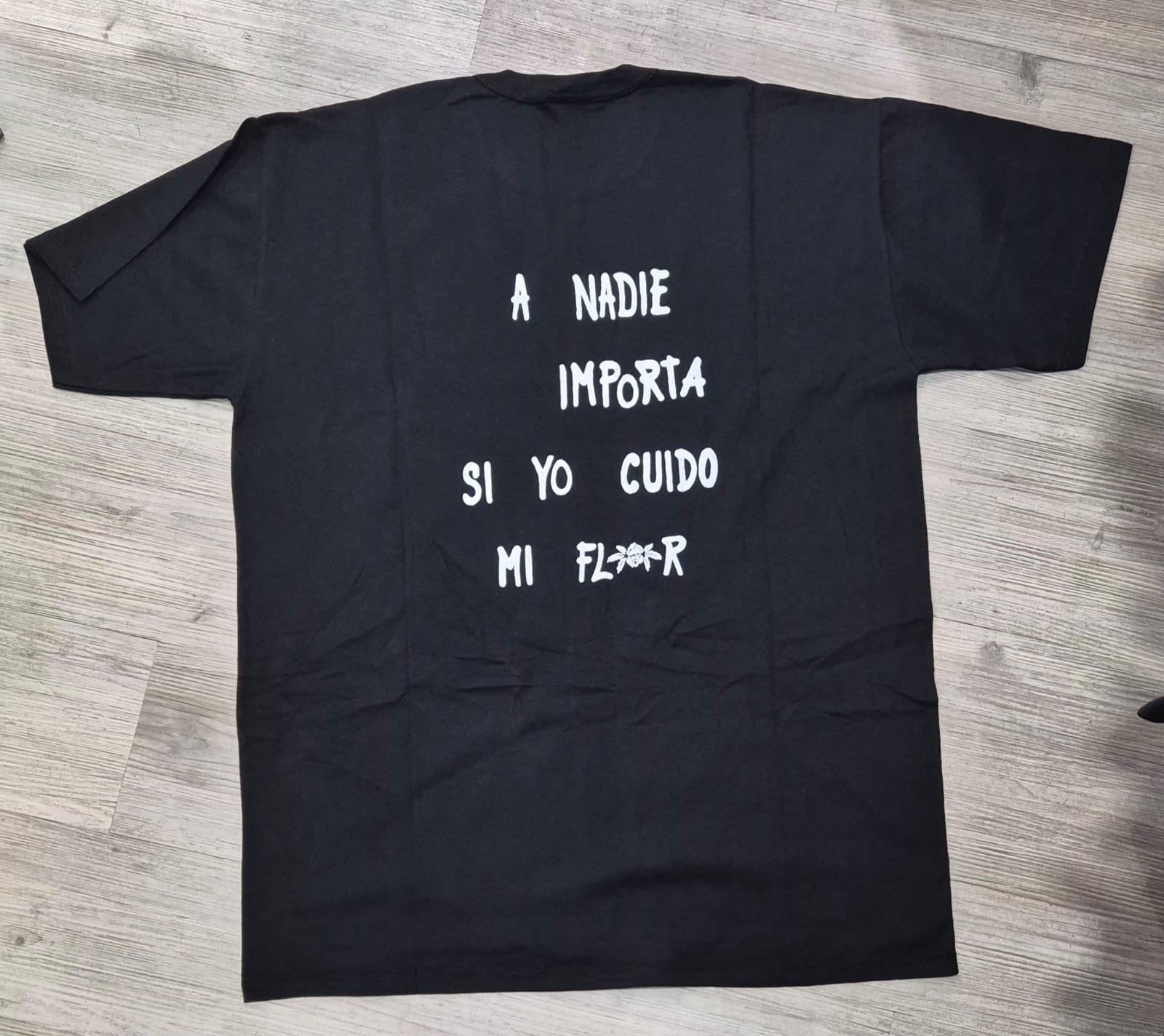 Alternative view of REMERA VIEJAS LOCAS- A NADIE IMPORTA SI CUIDO MI FLOR