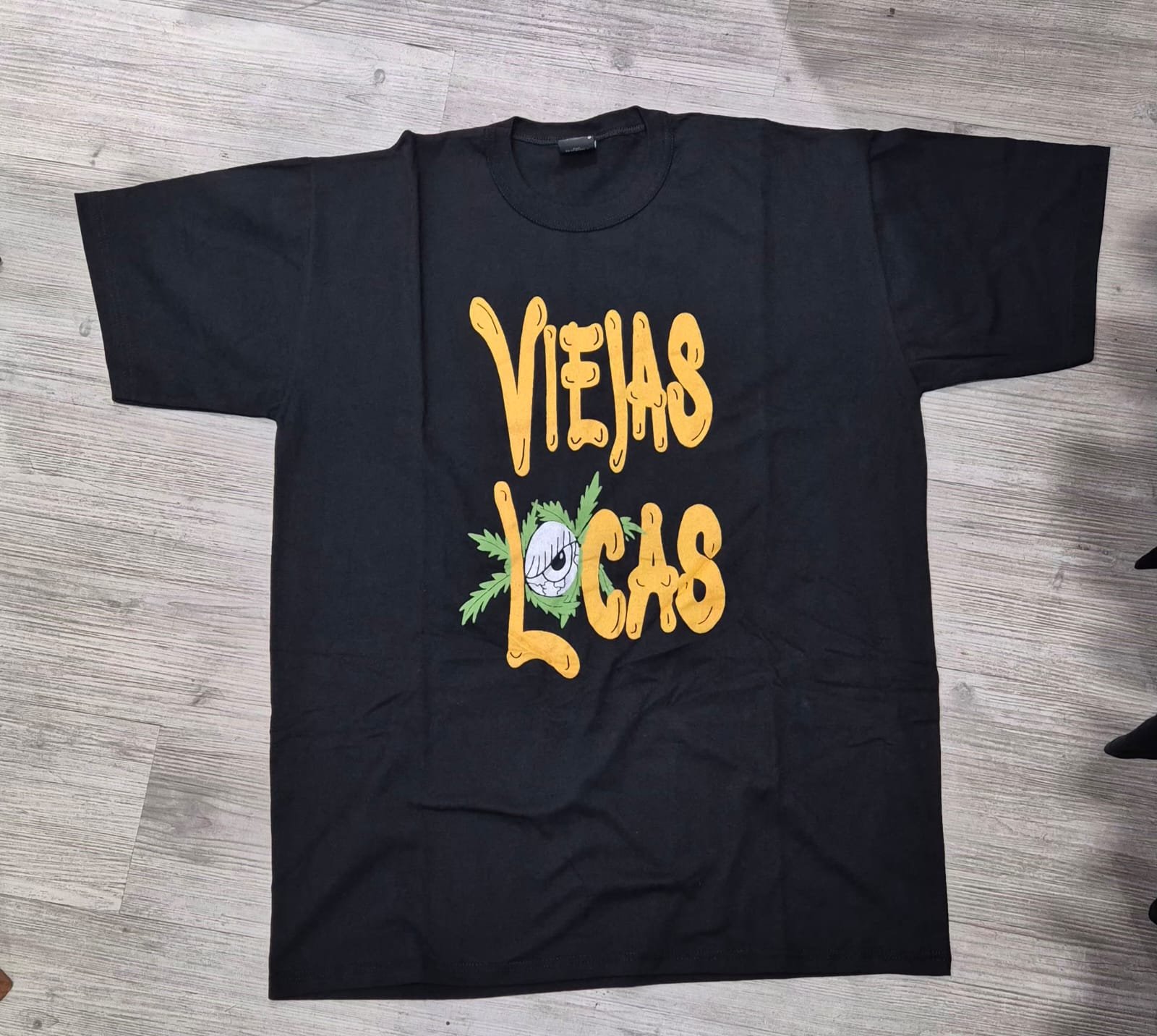 REMERA VIEJAS LOCAS- A NADIE IMPORTA SI CUIDO MI FLOR