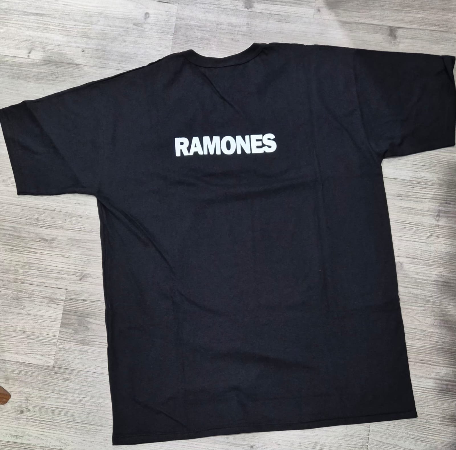 Alternative view of REMERA RAMONES CLASICA